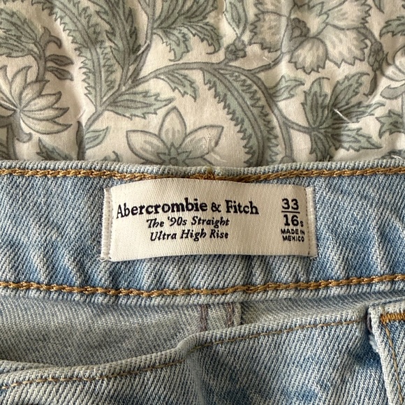Abercrombie & Fitch Light Blue The 90’s Ultra High Rise Jeans Size 33 - Picture 2 of 3
